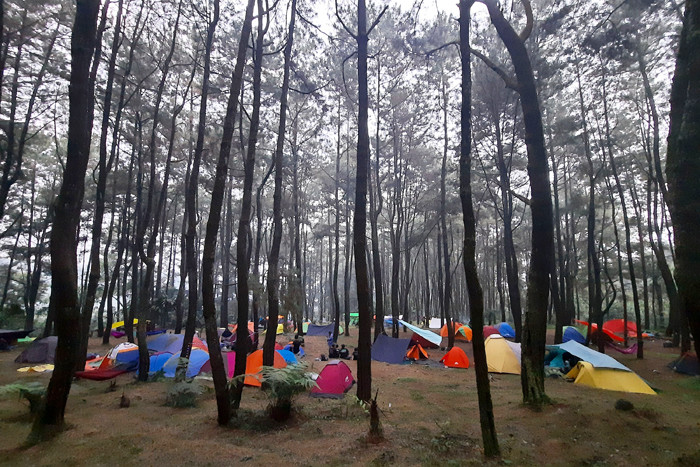 Puluhan tenda berdiri di kawasan pekemahan Curug Hiji, kaki gunung salak, kampung pasir gaok, gn malang, Tenjolaya, Bogor, Jawa Barat, Minggu (5/9/2021).