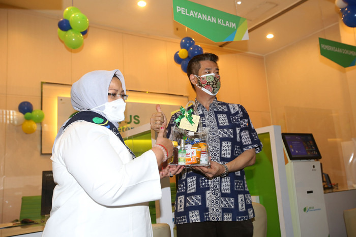 Direktur Pelayanan BP Jamsostek Roswita Nilakurnia (kiri) melayani langsung peserta BPJS Ketenagakerjaan di Kantor cabang Jakarta, Sudirman, Senin (6/9/2021).