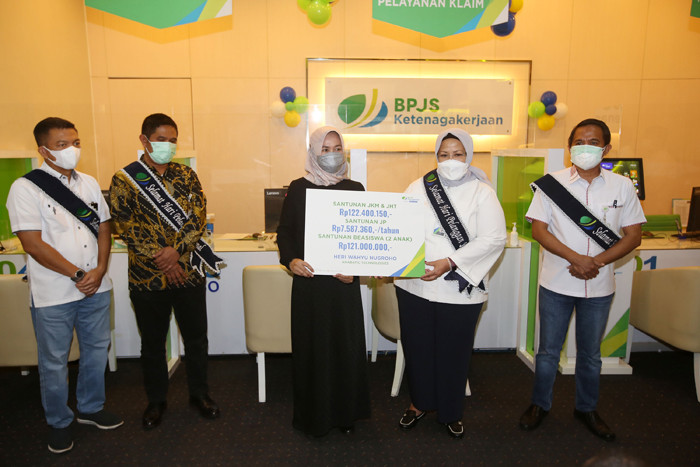 Direktur Pelayanan BP Jamsostek Roswita Nilakurnia (kiri) melayani langsung peserta BPJS Ketenagakerjaan di Kantor cabang Jakarta, Sudirman, Senin (6/9/2021).