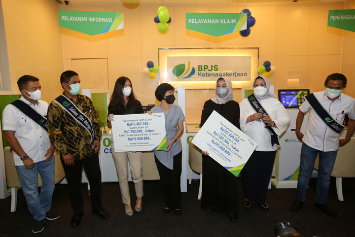 Direktur Pelayanan BP Jamsostek Roswita Nilakurnia (kiri) melayani langsung peserta BPJS Ketenagakerjaan di Kantor cabang Jakarta, Sudirman, Senin (6/9/2021).