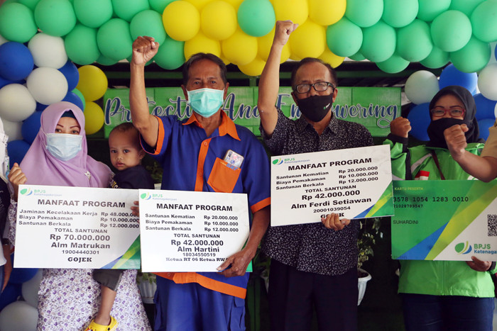 Peringatan Hari Pelanggan Nasional 2021 di kantor BP Jamsostek Surabaya Tanjung Perak, Jawa Timur, Senin (6/9/2021).