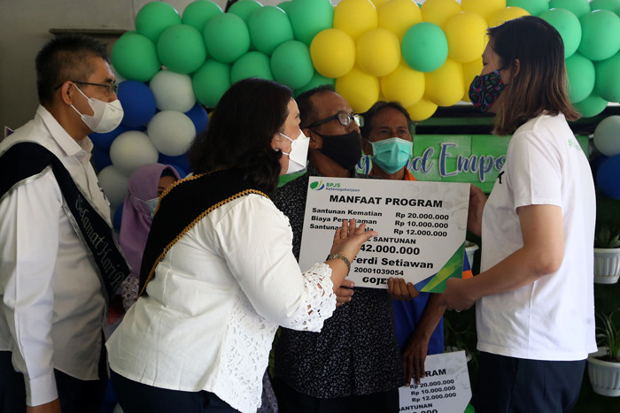 Peringatan Hari Pelanggan Nasional 2021 di kantor BP Jamsostek Surabaya Tanjung Perak, Jawa Timur, Senin (6/9/2021).