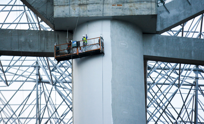 Aktivitas pekerja proyek tampak dari luar di area pembangunan Jakarta International Stadium, Sunter Agung, Tanjung Priok, Jakarta Utara, Senin (6/9/2021).