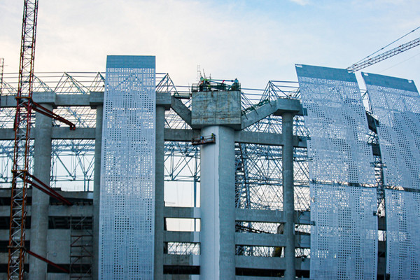 Aktivitas pekerja proyek tampak dari luar di area pembangunan Jakarta International Stadium, Sunter Agung, Tanjung Priok, Jakarta Utara, Senin (6/9/2021).
