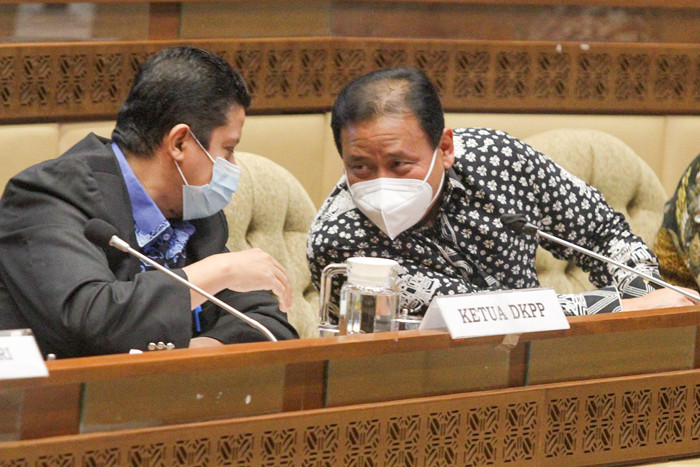 Komisi II DPR RI melakukan rapat bersama Kemendagri, KPU dan Bawaslu di Kompleks Parlemen Senayan, Jakarta, Senin (6/9/2021).