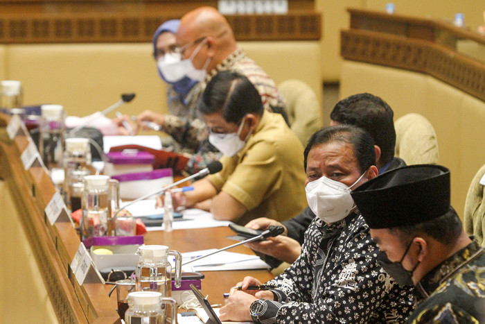 Komisi II DPR RI melakukan rapat bersama Kemendagri, KPU dan Bawaslu di Kompleks Parlemen Senayan, Jakarta, Senin (6/9/2021).