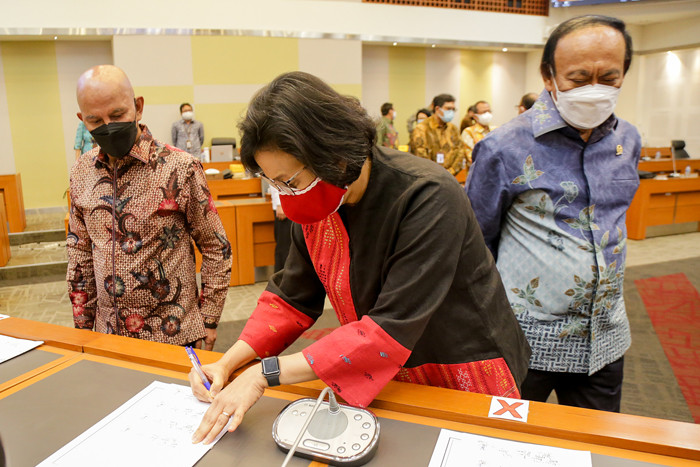 Menteri Keuangan Sri Mulyani mengikuti Rapat Kerja bersama Badan Anggaran (Banggar) DPR RI di Kompleks Parlemen, Senayan, Jakarta, Senin (6/9/2021).