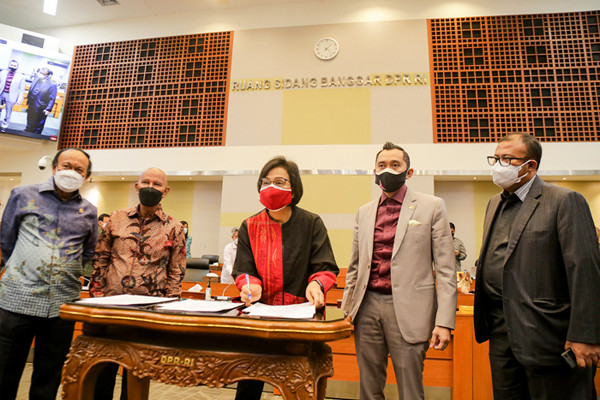 Menteri Keuangan Sri Mulyani mengikuti Rapat Kerja bersama Badan Anggaran (Banggar) DPR RI di Kompleks Parlemen, Senayan, Jakarta, Senin (6/9/2021).