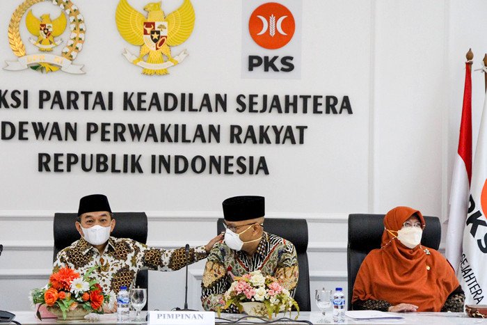 Ketua Fraksi PKS Jazuli Juwaini didampingi anggota fraksi memberikan keterangan terkait Pendapat Fraksi PKS di Kompleks Parlemen, Jakarta, Senin (6/9/2021).