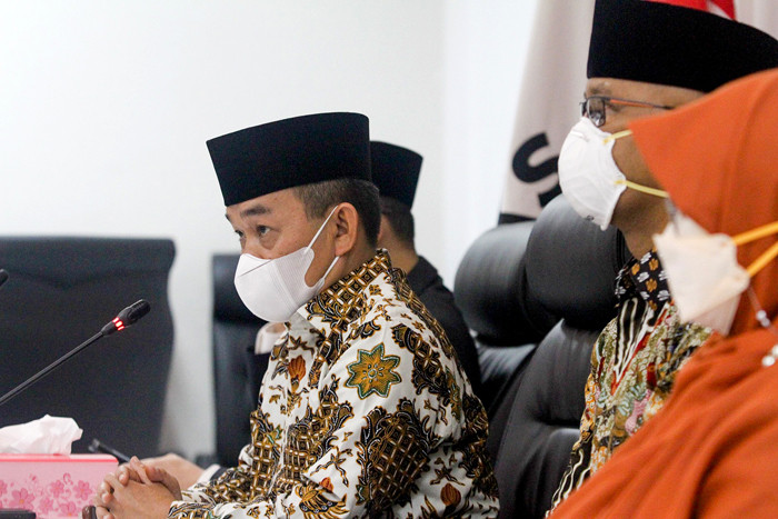Ketua Fraksi PKS Jazuli Juwaini didampingi anggota fraksi memberikan keterangan terkait Pendapat Fraksi PKS di Kompleks Parlemen, Jakarta, Senin (6/9/2021).