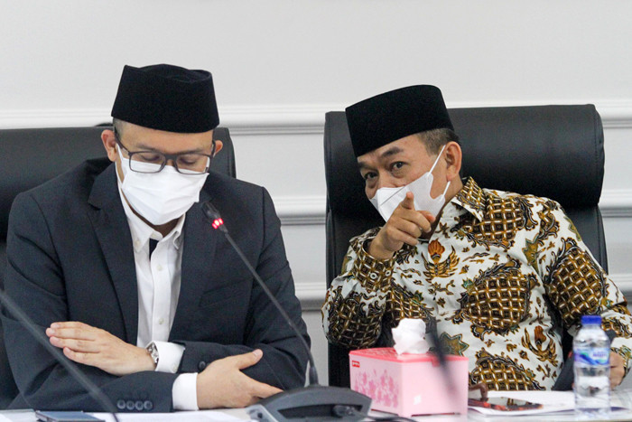 Ketua Fraksi PKS Jazuli Juwaini didampingi anggota fraksi memberikan keterangan terkait Pendapat Fraksi PKS di Kompleks Parlemen, Jakarta, Senin (6/9/2021).
