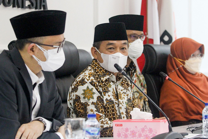 Ketua Fraksi PKS Jazuli Juwaini didampingi anggota fraksi memberikan keterangan terkait Pendapat Fraksi PKS di Kompleks Parlemen, Jakarta, Senin (6/9/2021).