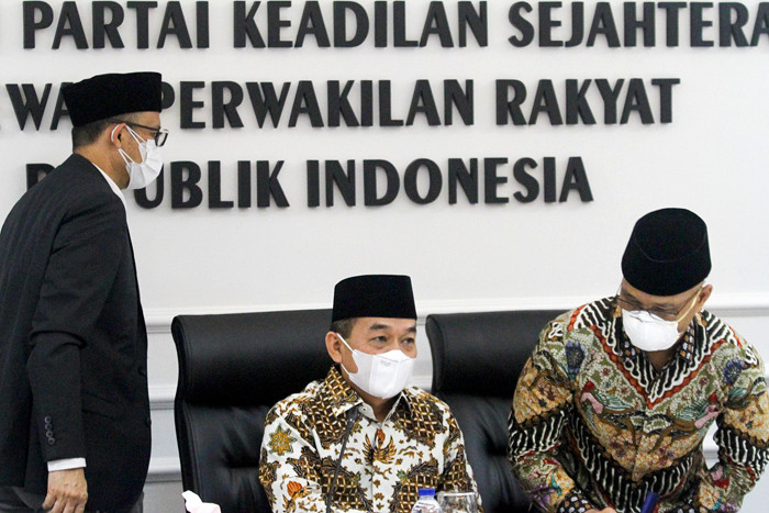 Ketua Fraksi PKS Jazuli Juwaini didampingi anggota fraksi memberikan keterangan terkait Pendapat Fraksi PKS di Kompleks Parlemen, Jakarta, Senin (6/9/2021).
