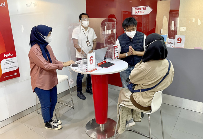 Direktur Utama Telkomsel Hendri Mulya Syam menyapa dan berinteraksi langsung dengan pelanggan di GraPARI Dago, Bandung, Jawa Barat, Sabtu (4/9/2021).