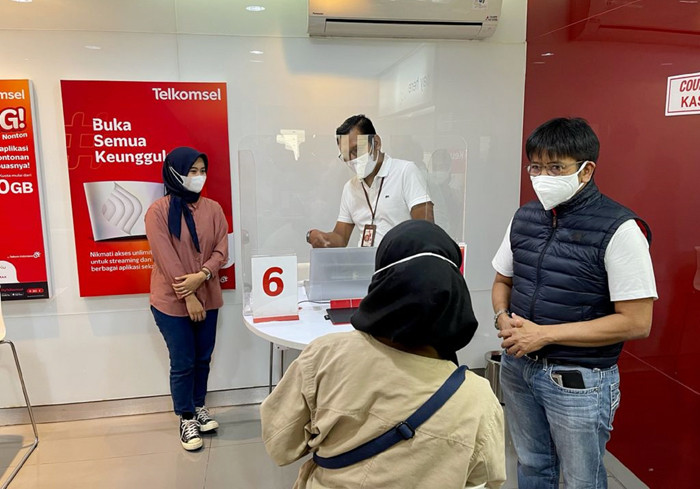 Direktur Utama Telkomsel Hendri Mulya Syam menyapa dan berinteraksi langsung dengan pelanggan di GraPARI Dago, Bandung, Jawa Barat, Sabtu (4/9/2021).