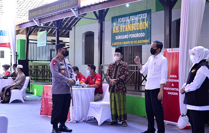 Presiden Indonesia Joko Widodo meninjau Vaksinasi Merdeka bersama rumah ibadah dan pondok pesantren secara serentak di seluruh Indonesia, Selasa (7/9/2021).