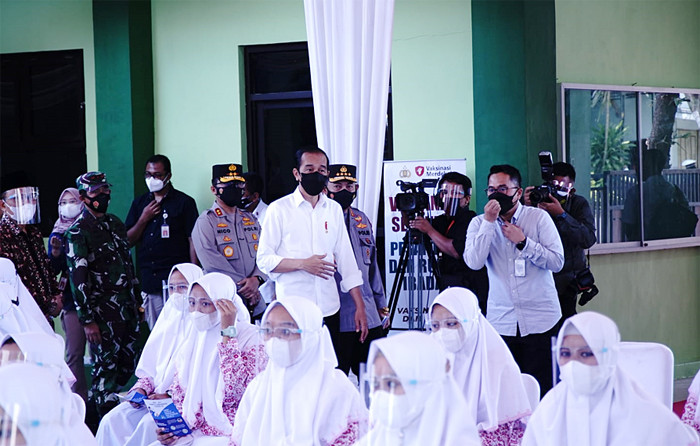 Presiden Indonesia Joko Widodo meninjau Vaksinasi Merdeka bersama rumah ibadah dan pondok pesantren secara serentak di seluruh Indonesia, Selasa (7/9/2021).