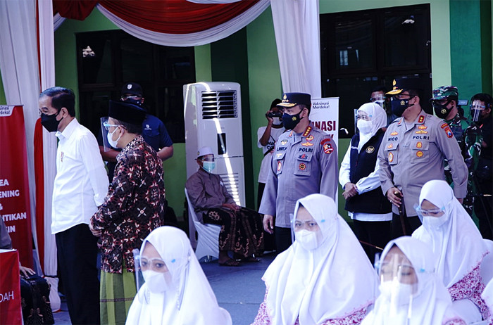 Presiden Indonesia Joko Widodo meninjau Vaksinasi Merdeka bersama rumah ibadah dan pondok pesantren secara serentak di seluruh Indonesia, Selasa (7/9/2021).