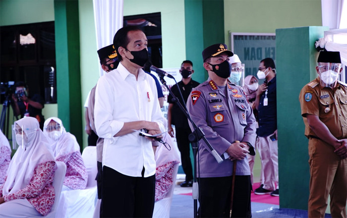 Presiden Indonesia Joko Widodo meninjau Vaksinasi Merdeka bersama rumah ibadah dan pondok pesantren secara serentak di seluruh Indonesia, Selasa (7/9/2021).