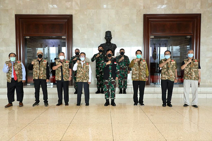 Panglima TNI Marsekal TNI Hadi Tjahjanto menerima audiensi Ketua Umum PB IDI Dr. Daeng M di Mabes TNI, Cilangkap, Jakarta Timur, Selasa (7/9/2021).