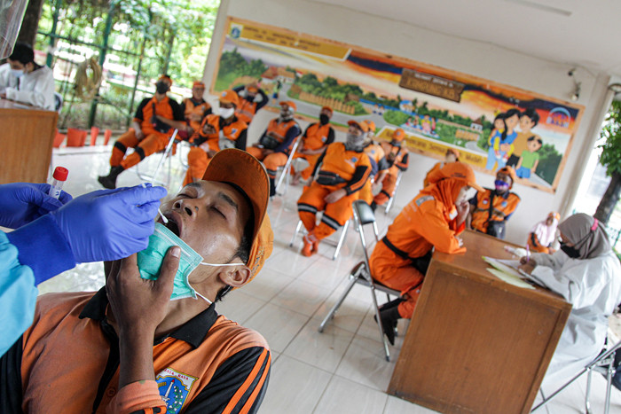 Petugas Puskesmas Kecamatan Menteng melakukan tes usap Antigen dan PCR gratis kepada Petugas PPSU di RPTRA Amir Hamzah, Jakarta Pusat, Selasa (7/9/2021).