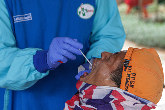 Petugas Puskesmas Kecamatan Menteng melakukan tes usap Antigen dan PCR gratis kepada Petugas PPSU di RPTRA Amir Hamzah, Jakarta Pusat, Selasa (7/9/2021).