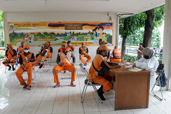 Petugas Puskesmas Kecamatan Menteng melakukan tes usap Antigen dan PCR gratis kepada Petugas PPSU di RPTRA Amir Hamzah, Jakarta Pusat, Selasa (7/9/2021).