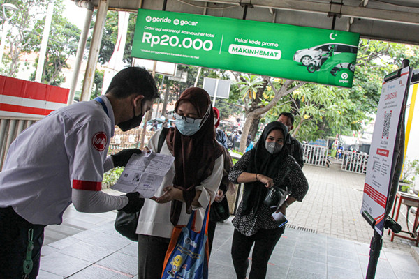 Calon penumpang memindai kode batang dari aplikasi PeduliLindungi sebelum melakukan perjalanan di Stasiun Manggarai, Jakarta, Selasa (7/9/2021).