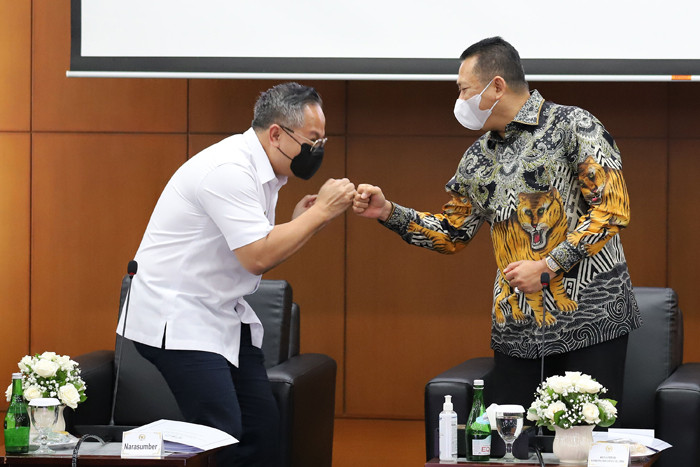 Ketua MPR Bambang Soesatyo berbincang dengan Wakil Menteri BUMN Kartika Wirjoatmodjo disela diskusi di Kompleks Parlemen, Senayan, Rabu (8/9/2021).