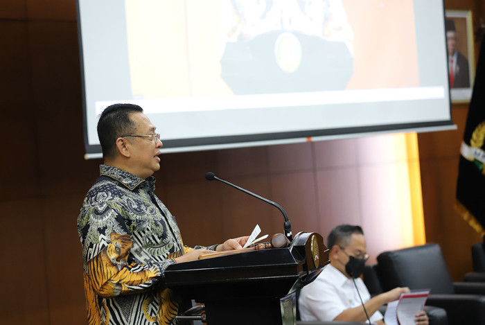 Ketua MPR Bambang Soesatyo berbincang dengan Wakil Menteri BUMN Kartika Wirjoatmodjo disela diskusi di Kompleks Parlemen, Senayan, Rabu (8/9/2021).