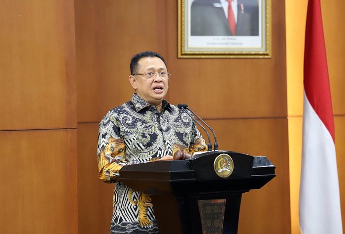 Ketua MPR Bambang Soesatyo berbincang dengan Wakil Menteri BUMN Kartika Wirjoatmodjo disela diskusi di Kompleks Parlemen, Senayan, Rabu (8/9/2021).