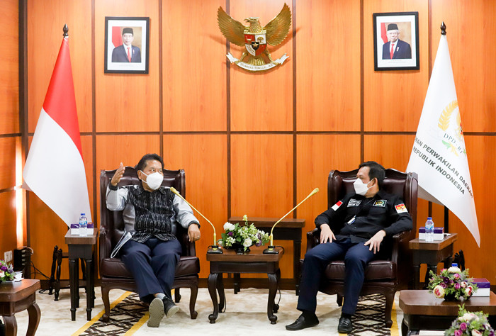 Wakil Ketua DPD RI Sultan B Najamudin (kanan) melakukan pertemuan dengan Kelompok masyarakat Danau Toba di Kompleks Parlemen Senayan, Rabu (8/9/2021).