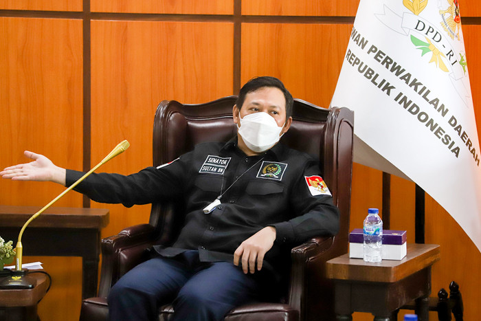 Wakil Ketua DPD RI Sultan B Najamudin (kanan) melakukan pertemuan dengan Kelompok masyarakat Danau Toba di Kompleks Parlemen Senayan, Rabu (8/9/2021).