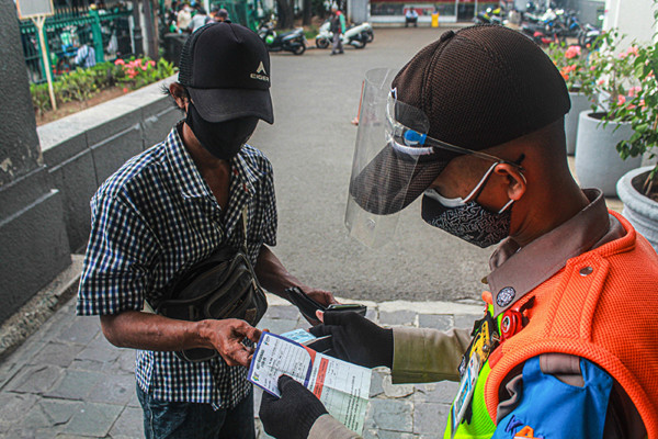 .Petugas memeriksa sertifikat vaksinasi Covid-19 kepada calon penumpang di Jakarta, Rabu (8/9/2021).