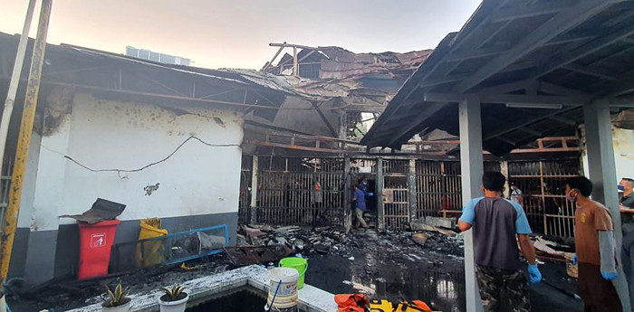 Kapolda Metro Jaya Irjen Pol Fadil Imran meninjau lokasi Lembaga Pemasyarakatan (Lapas) Tangerang yang terbakar, Rabu (8/9/2021).