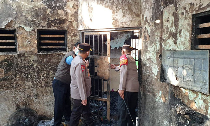Kapolda Metro Jaya Irjen Pol Fadil Imran meninjau lokasi Lembaga Pemasyarakatan (Lapas) Tangerang yang terbakar, Rabu (8/9/2021).