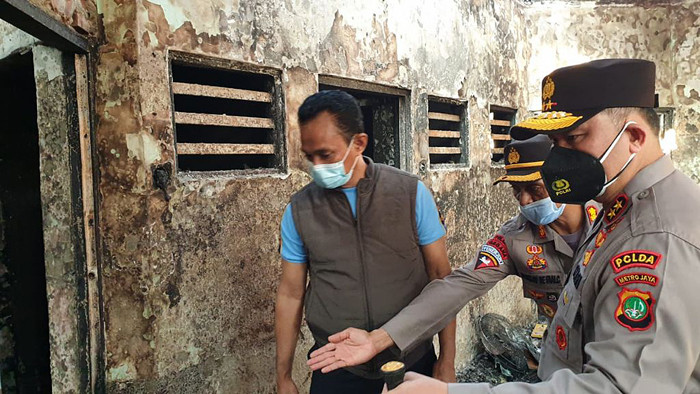 Kapolda Metro Jaya Irjen Pol Fadil Imran meninjau lokasi Lembaga Pemasyarakatan (Lapas) Tangerang yang terbakar, Rabu (8/9/2021).