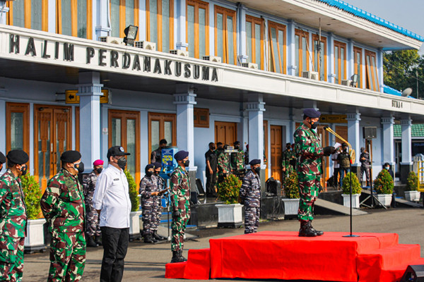 Kepala Staf Angkatan Laut (Kasal) Laksamana TNI Yudo Margono saat pimpin pelepasan Tenaga Kesehatan di Halim Perdana Kusuma, Jakarta Timur, Rabu (8/9/2021).