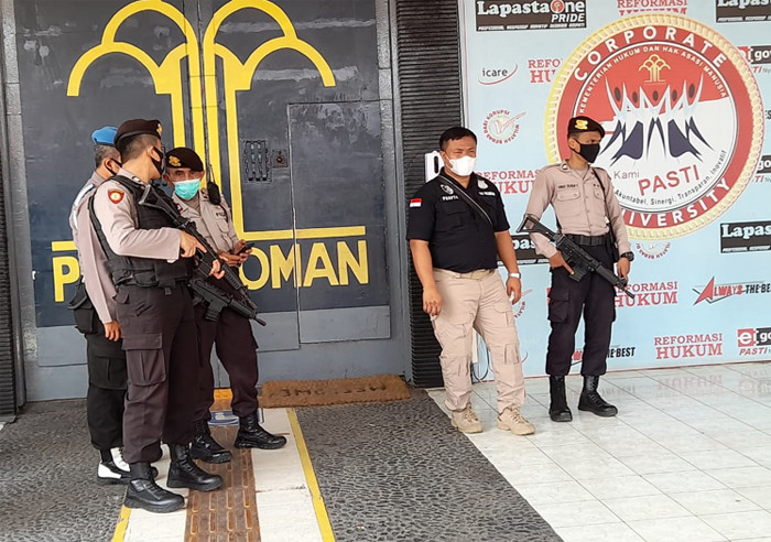 Polisi bersenjata lengkap berjaga di pintu masuk Lapas Tangerang, Banten, Rabu (8/9/2021).