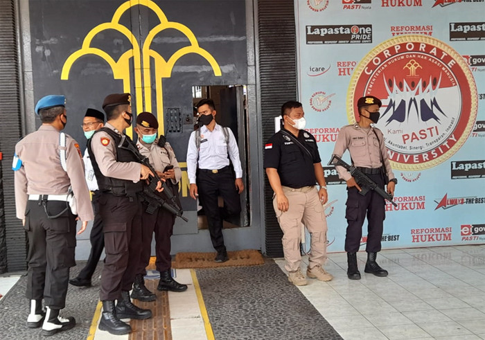 Polisi bersenjata lengkap berjaga di pintu masuk Lapas Tangerang, Banten, Rabu (8/9/2021).