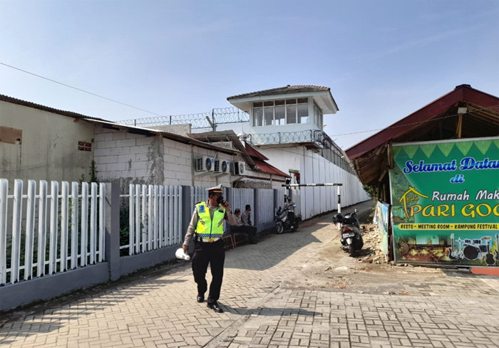 Polisi bersenjata lengkap berjaga di pintu masuk Lapas Tangerang, Banten, Rabu (8/9/2021).