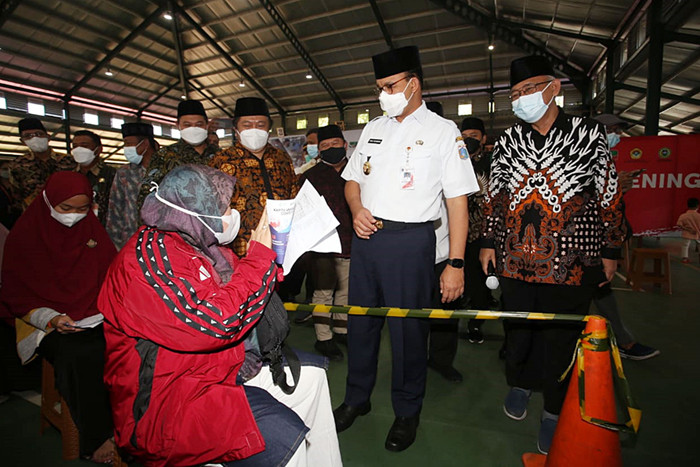 Gubernur DKI Jakarta Anies Baswedan meninjau sentra vaksin di Pondok Pesantren Minhaajurrosyidin, Lubang Buaya, Jakarta Timur, Kamis (9/9/2021).