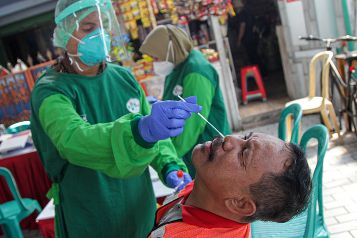 Warga saat menjalani tes usap (swab test) Antigen dan PCR gratis di halaman Masjid Assuhaimiah, Kebon Sirh, Jakarta Pusat, Kamis (9/9/2021).