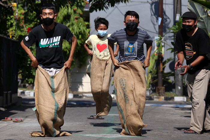 Sejumlah anak bermain permainan tradisional bersama Komunitas Kampoeng Dolanan ketika roadshow di kawasan Wiyung Surabaya, Jawa Timur, Kamis (9/9/2021).