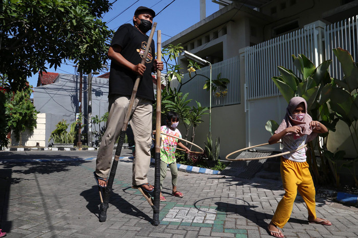 Sejumlah anak bermain permainan tradisional bersama Komunitas Kampoeng Dolanan ketika roadshow di kawasan Wiyung Surabaya, Jawa Timur, Kamis (9/9/2021).