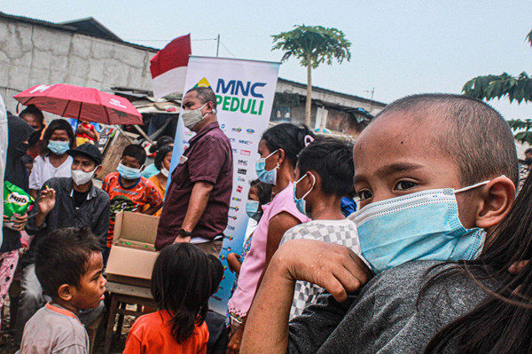 MNC Peduli menyalurkan bantuan berupa susu kepada masyarakat prasejahtera di Wilayah Tanah Merah, Jakarta Utara, Kamis (9/9/2021).