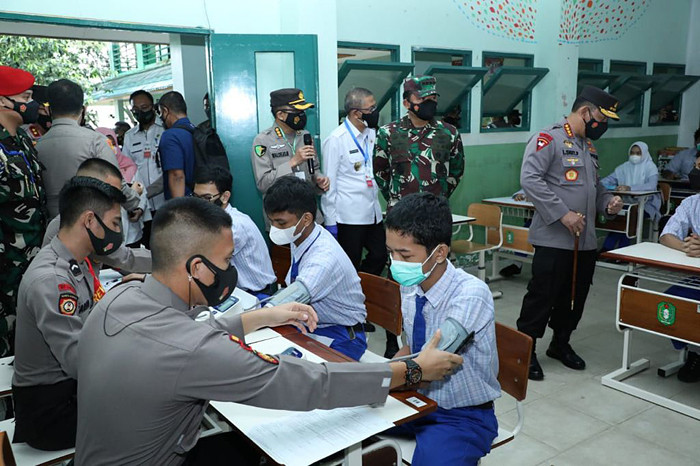 Panglima TNI Marsekal TNI Hadi Tjahjanto meninjau serbuan vaksinasi di Kalimantan Barat, Rabu (8/9/2021).