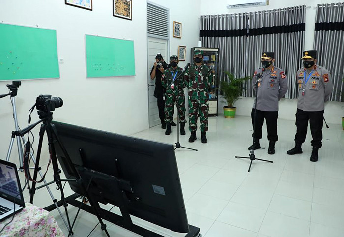 Panglima TNI Marsekal TNI Hadi Tjahjanto meninjau serbuan vaksinasi di Kalimantan Barat, Rabu (8/9/2021).