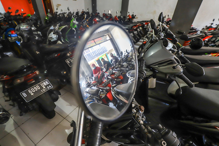 Pedagang saat melayani pembeli di Showroom motor bekas di kawasan Jakarta Barat, Kamis (9/9/2021).