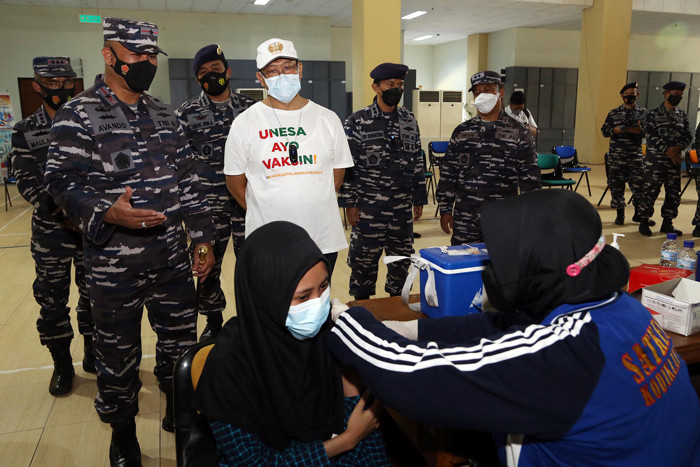 Serbuan vaksinasi Covid-19 di Universitas Negeri Surabaya (Unesa), Jawa Timur, Kamis (9/9/2021).